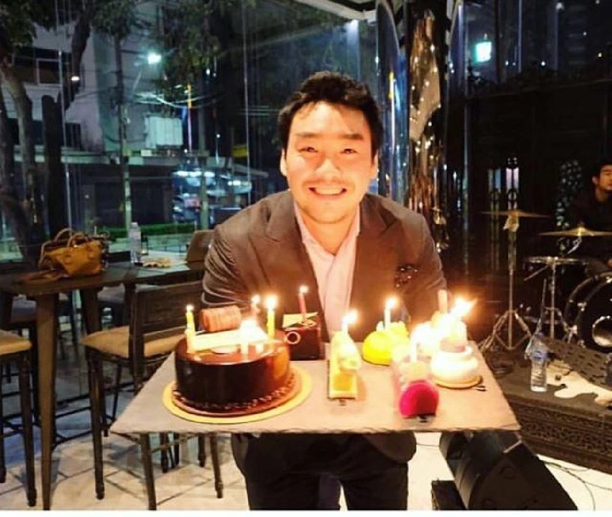 ไฮโซพก จับไมค์ร้องเพลงเพราะๆให้ อั้ม หลังยกเค้กมาเซอร์ไพรส์วันเกิด (คลิป)