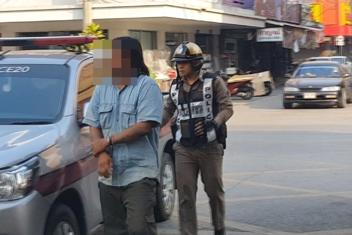 ตำรวจจับ2หนุ่มลักมือถือ-เงินเฒ่านั่งวาดภาพขายใบละ5บาทคุมตัวทำแผน