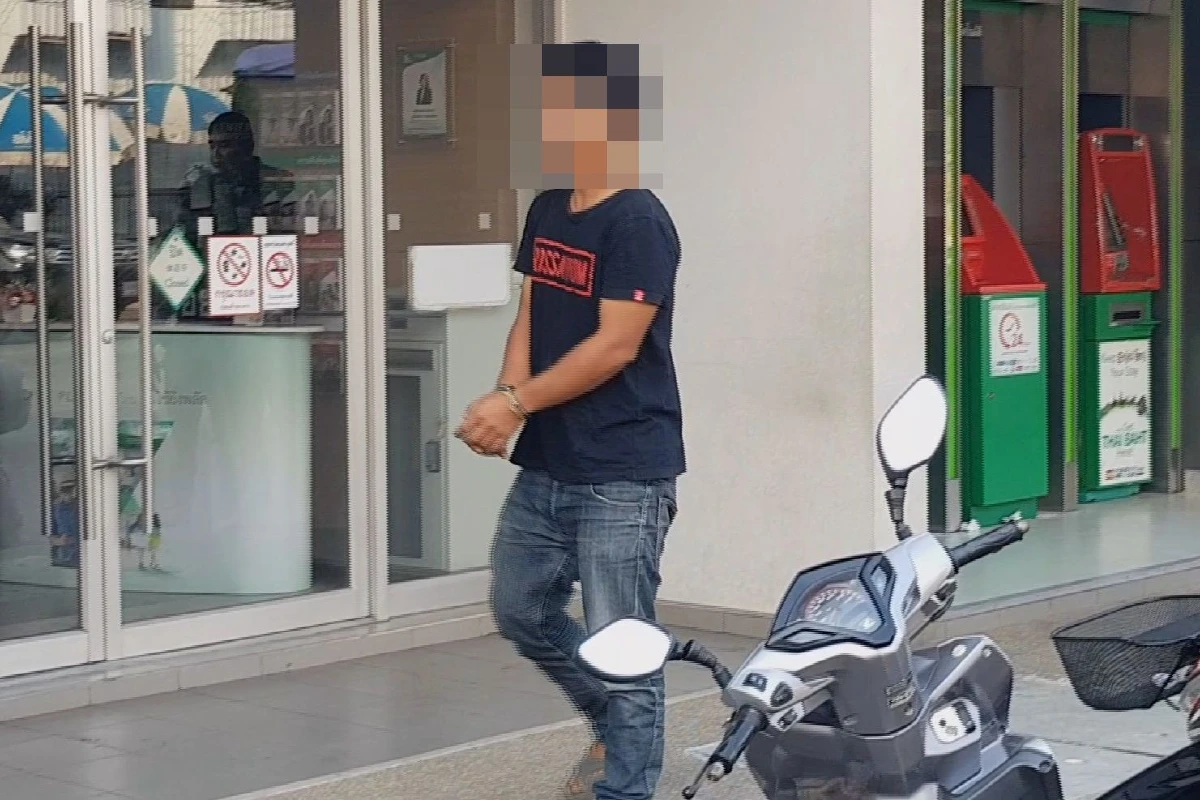 ตำรวจจับ2หนุ่มลักมือถือ-เงินเฒ่านั่งวาดภาพขายใบละ5บาทคุมตัวทำแผน