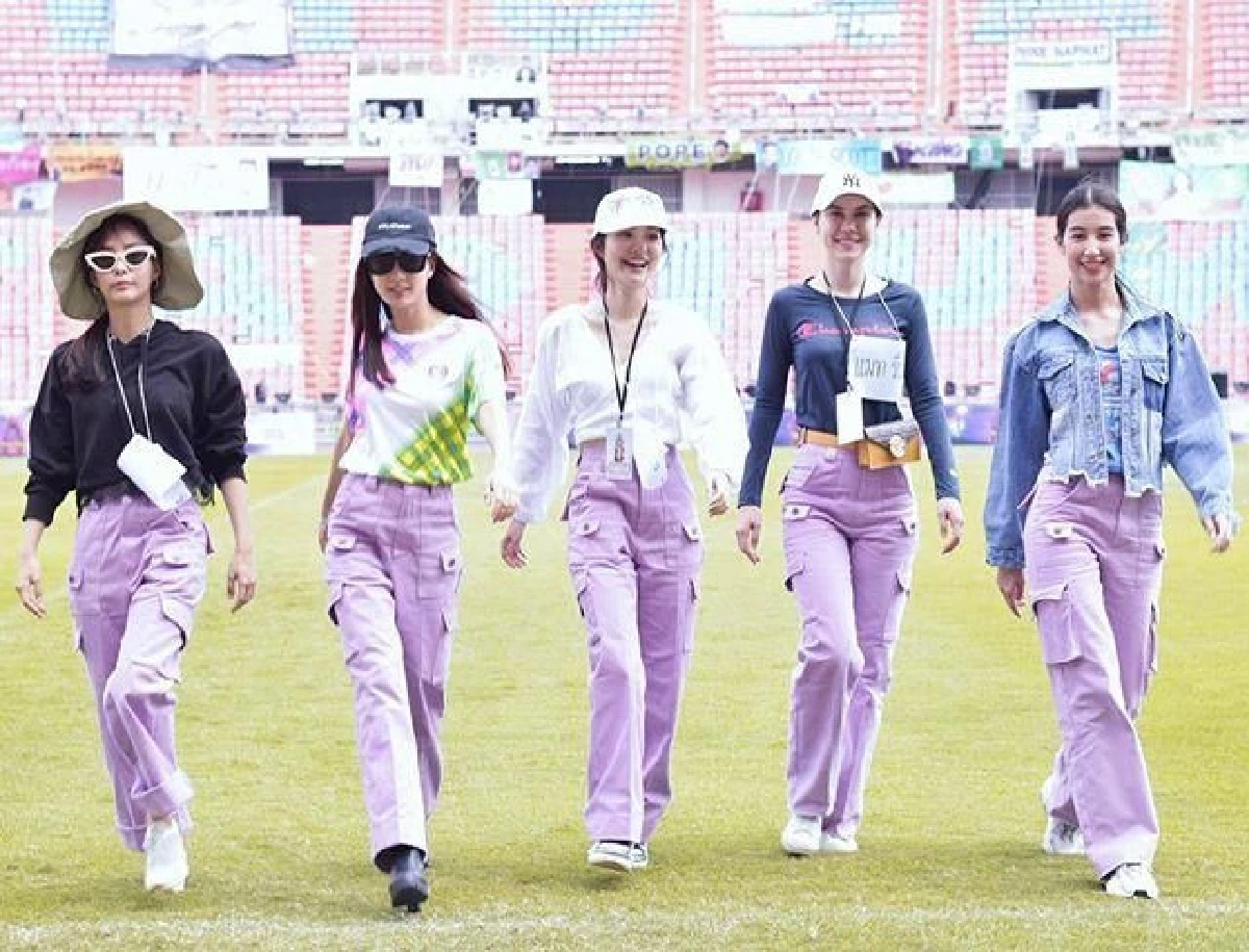 5 สาว 5 สไตล์จากแก๊งเฟอร์บี้ นัดกันแต่งสวยในชุดกางเกงสีม่วงพาสเทล