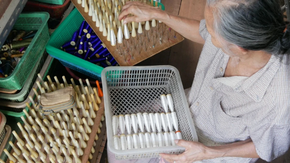 ผ้าไหมทอมือ ‘ชุมชนบ้านครัว’ เสน่ห์กลางมหานครที่ยังคงรักษ์ไว้