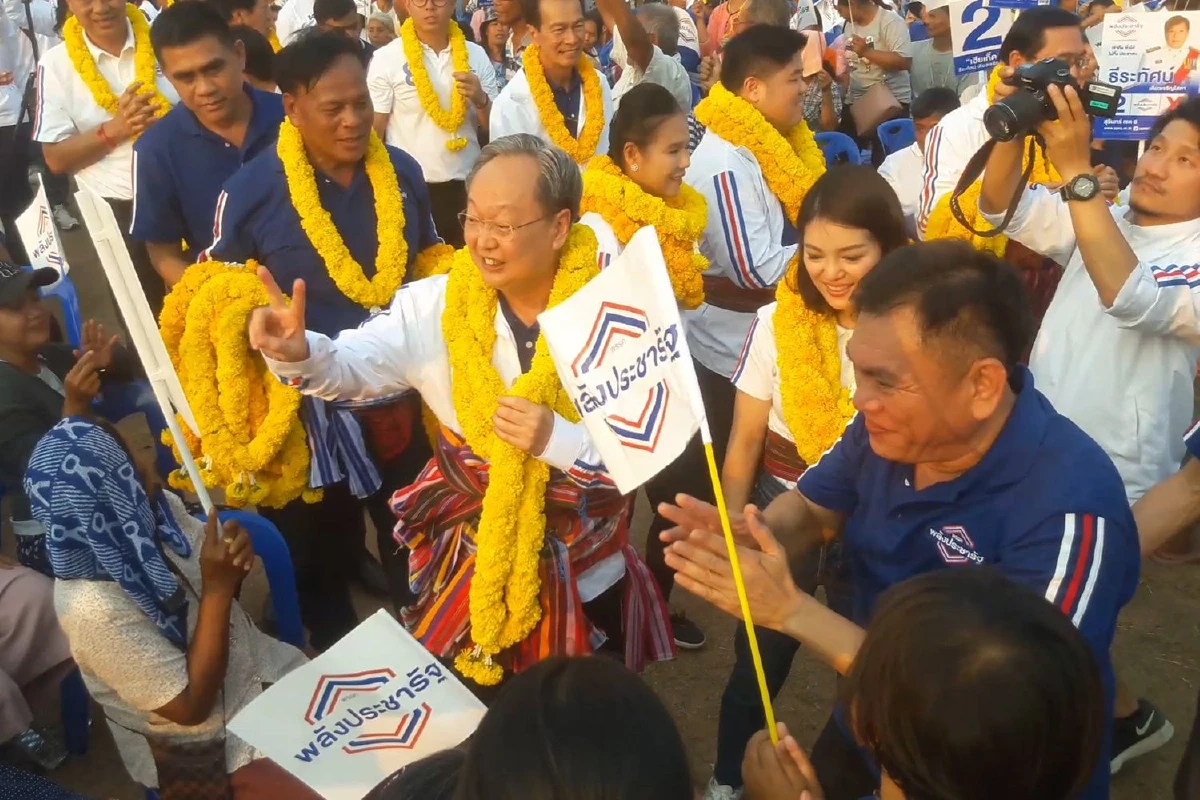 พปชร.ปราศรัยใหญ่สุรินทร์มั่นใจได้สส.7ที่นั่งกวาดเก้าอี้ทั่วอีสานไม่ต่ำกว่า60คน