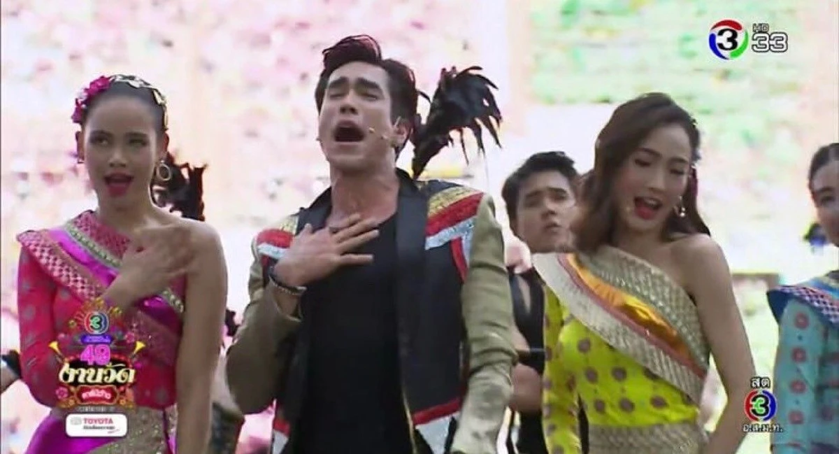 ตาวิเศษเห็นนะ! ญาญ่า กรี๊ดแตก ณเดชน์ ขโมยกอดระหว่างโชว์ในงานบอลช่อง 3