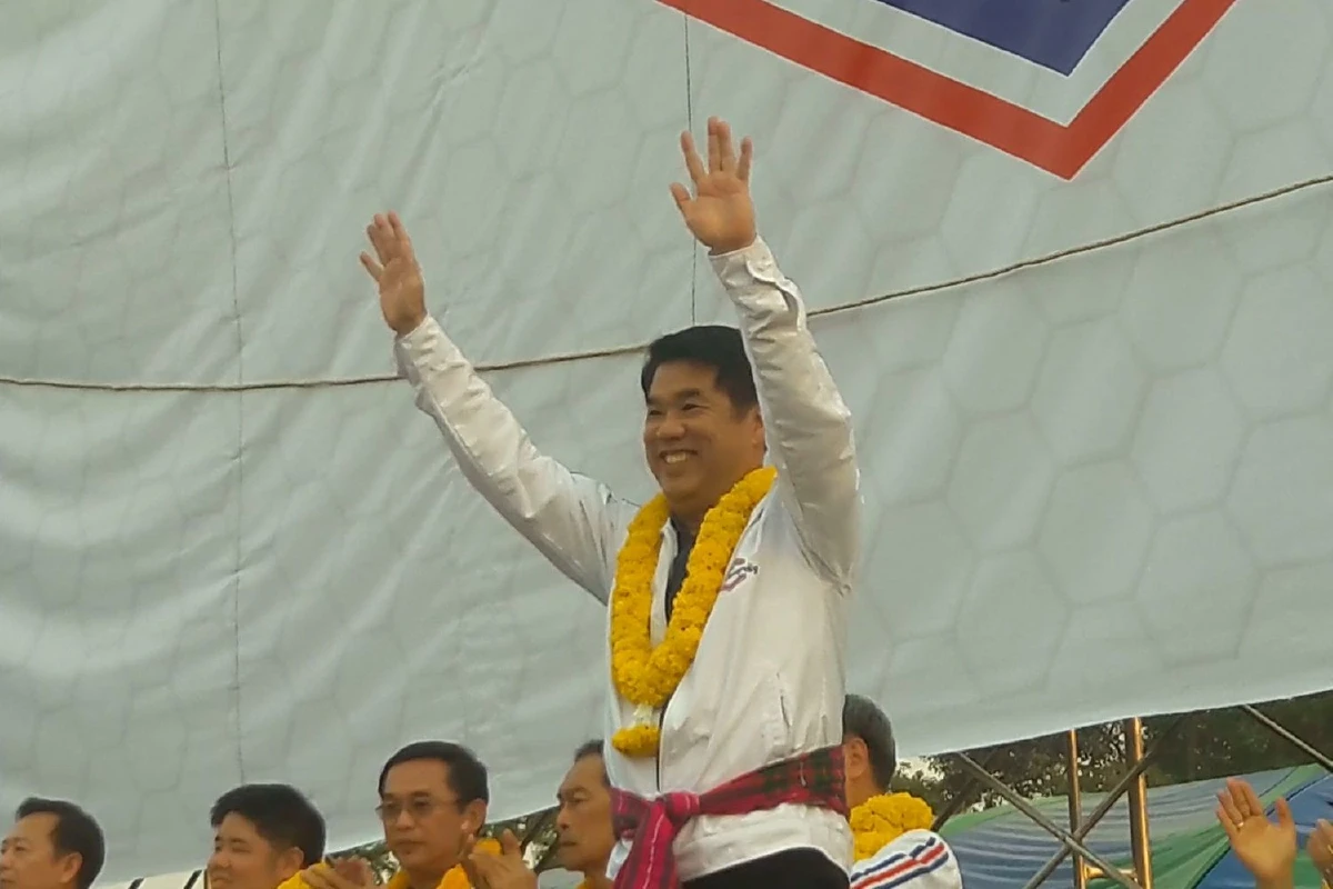 พปชร.ปราศรัยใหญ่สุรินทร์มั่นใจได้สส.7ที่นั่งกวาดเก้าอี้ทั่วอีสานไม่ต่ำกว่า60คน