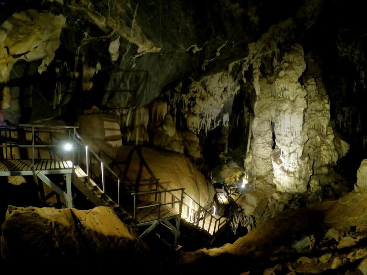 เดินสำรวจเพชรเม็ดงาม ‘ถ้ำภูผาเพชร’