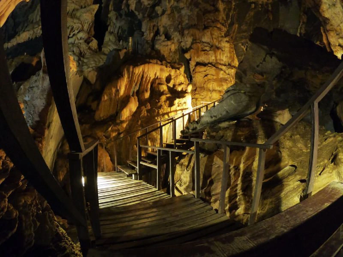 เดินสำรวจเพชรเม็ดงาม ‘ถ้ำภูผาเพชร’