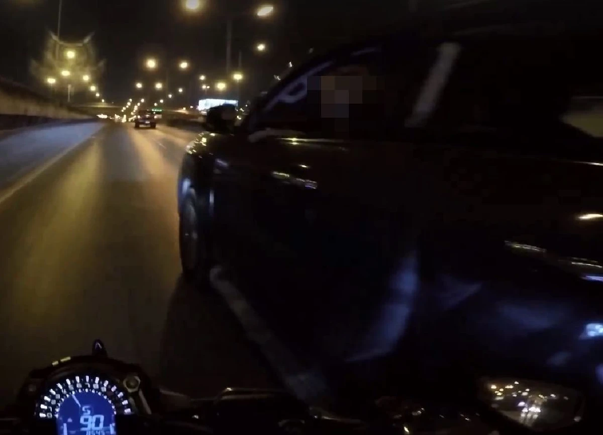 เก่งเพราะมากันเยอะ! ชาวเน็ตสวดกระบะแกล้งขับปาดหน้ามอเตอร์ไซค์