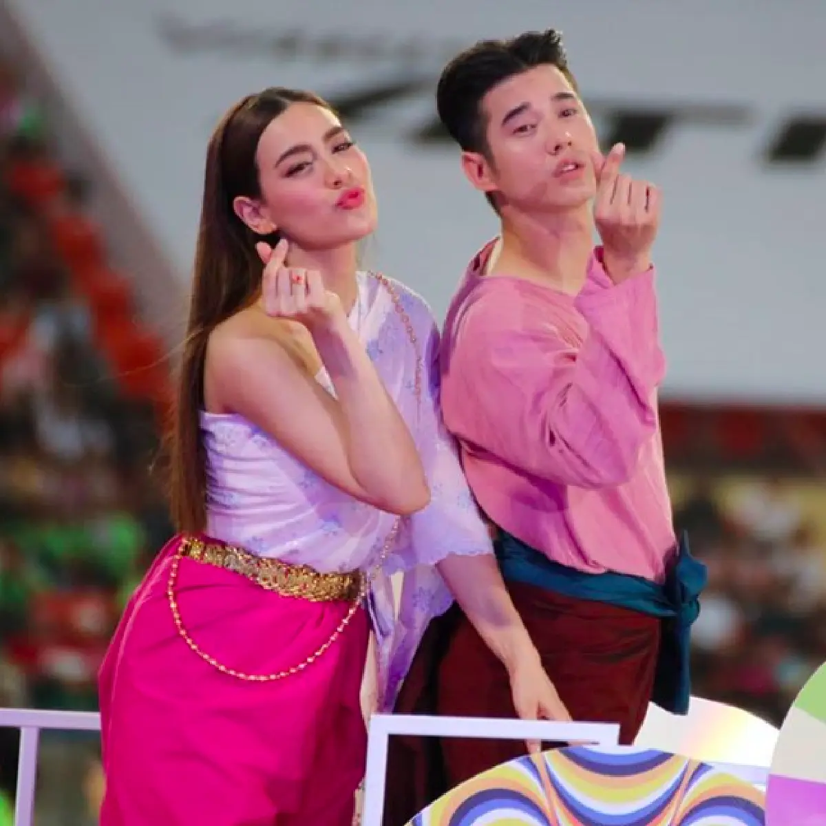 มันต้องขนาดนี้เลยหรอ! “หมาก” ขวางหน้าขบวนรถ “คิมเบอร์ลี่-มาริโอ้" พร้อมส่งเลิฟๆ ให้