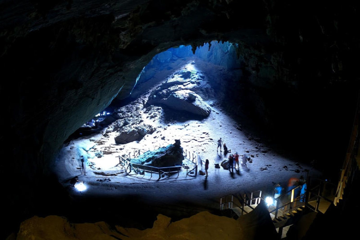 เดินสำรวจเพชรเม็ดงาม ‘ถ้ำภูผาเพชร’