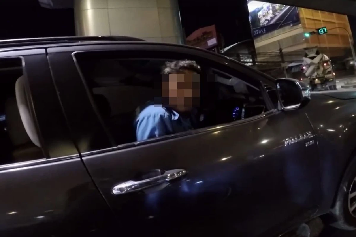 เก่งเพราะมากันเยอะ! ชาวเน็ตสวดกระบะแกล้งขับปาดหน้ามอเตอร์ไซค์