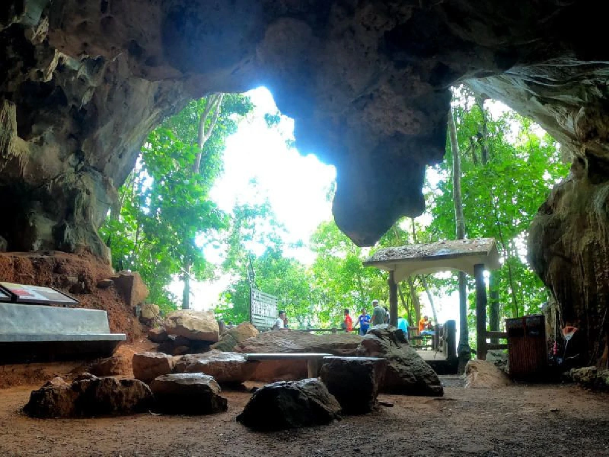 เดินสำรวจเพชรเม็ดงาม ‘ถ้ำภูผาเพชร’