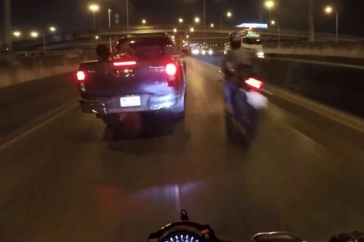 เก่งเพราะมากันเยอะ! ชาวเน็ตสวดกระบะแกล้งขับปาดหน้ามอเตอร์ไซค์