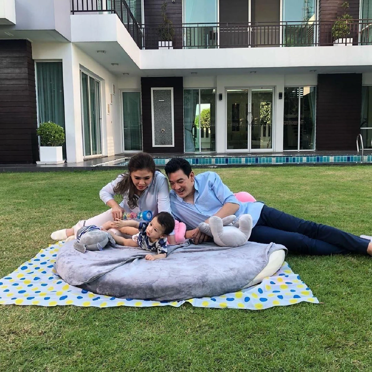 พ่อลูกคู่ซี้! “ชาคริต” พา "น้องโพธิ์” ลงเล่นน้ำในสระยางดับร้อนที่บ้าน