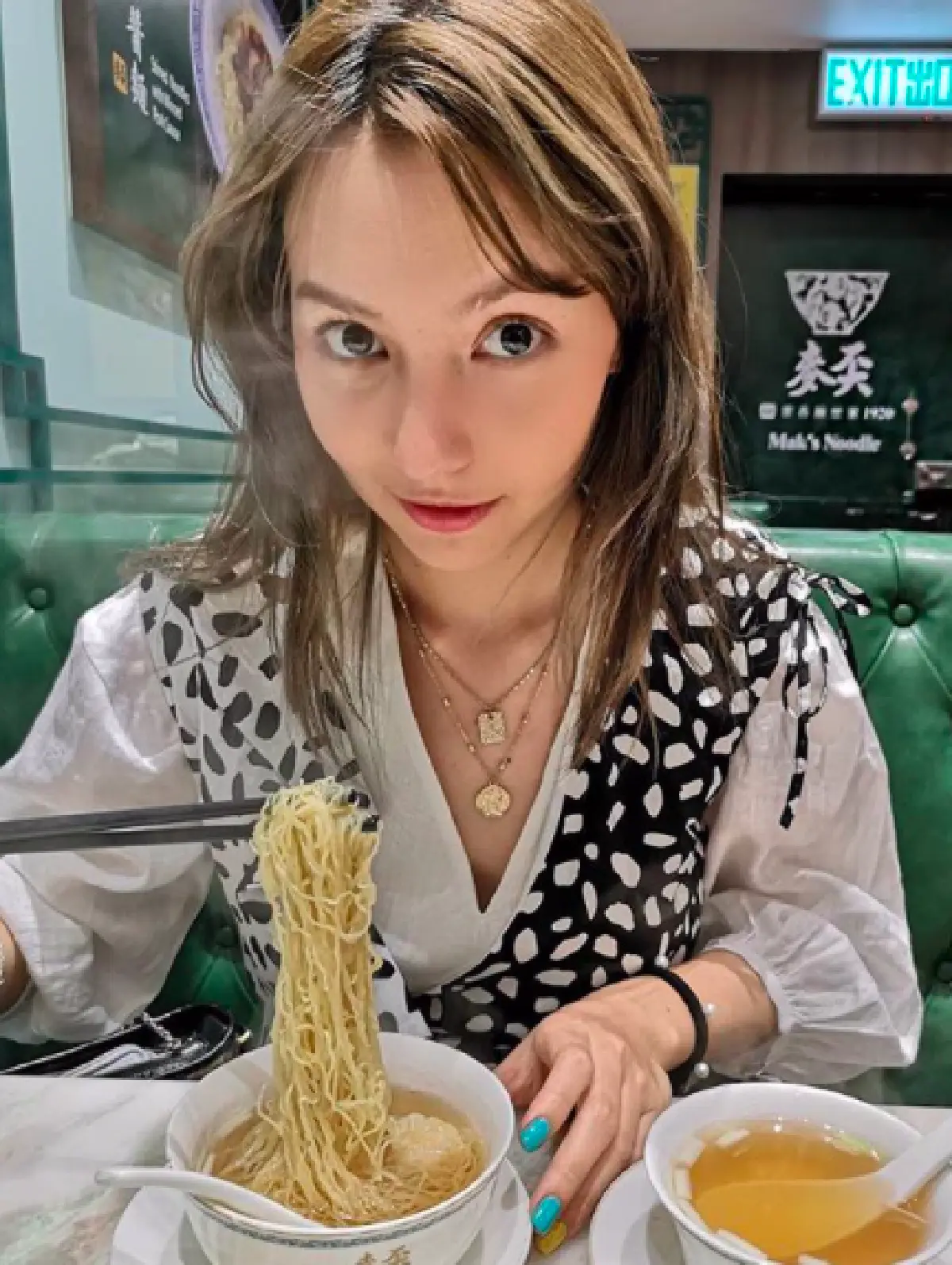 เปิดตัวชัดเจน!? “เป้-คารีสา” ควงแขน บินลัดฟ้าเที่ยวฮ่องกงด้วยกัน