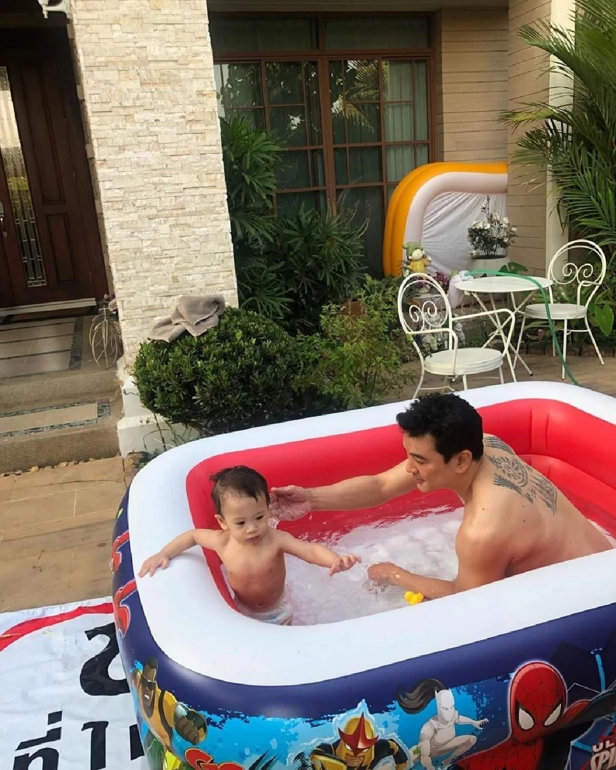 พ่อลูกคู่ซี้! “ชาคริต” พา "น้องโพธิ์” ลงเล่นน้ำในสระยางดับร้อนที่บ้าน