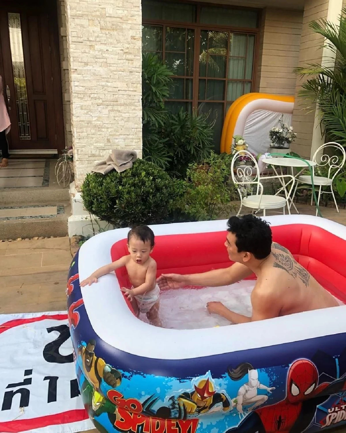พ่อลูกคู่ซี้! “ชาคริต” พา "น้องโพธิ์” ลงเล่นน้ำในสระยางดับร้อนที่บ้าน