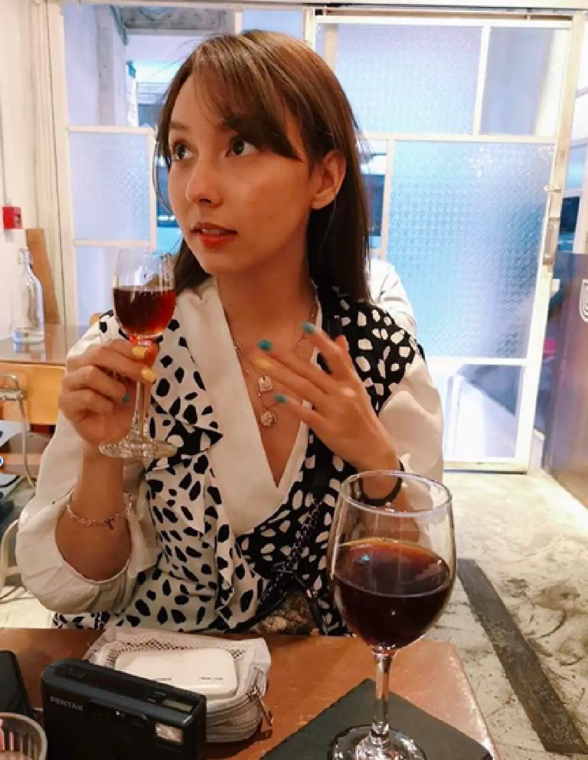 เปิดตัวชัดเจน!? “เป้-คารีสา” ควงแขน บินลัดฟ้าเที่ยวฮ่องกงด้วยกัน