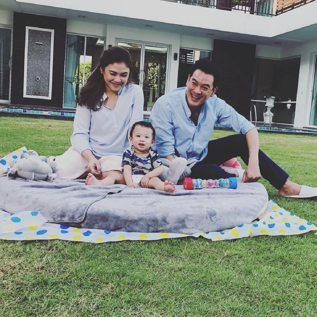 พ่อลูกคู่ซี้! “ชาคริต” พา "น้องโพธิ์” ลงเล่นน้ำในสระยางดับร้อนที่บ้าน