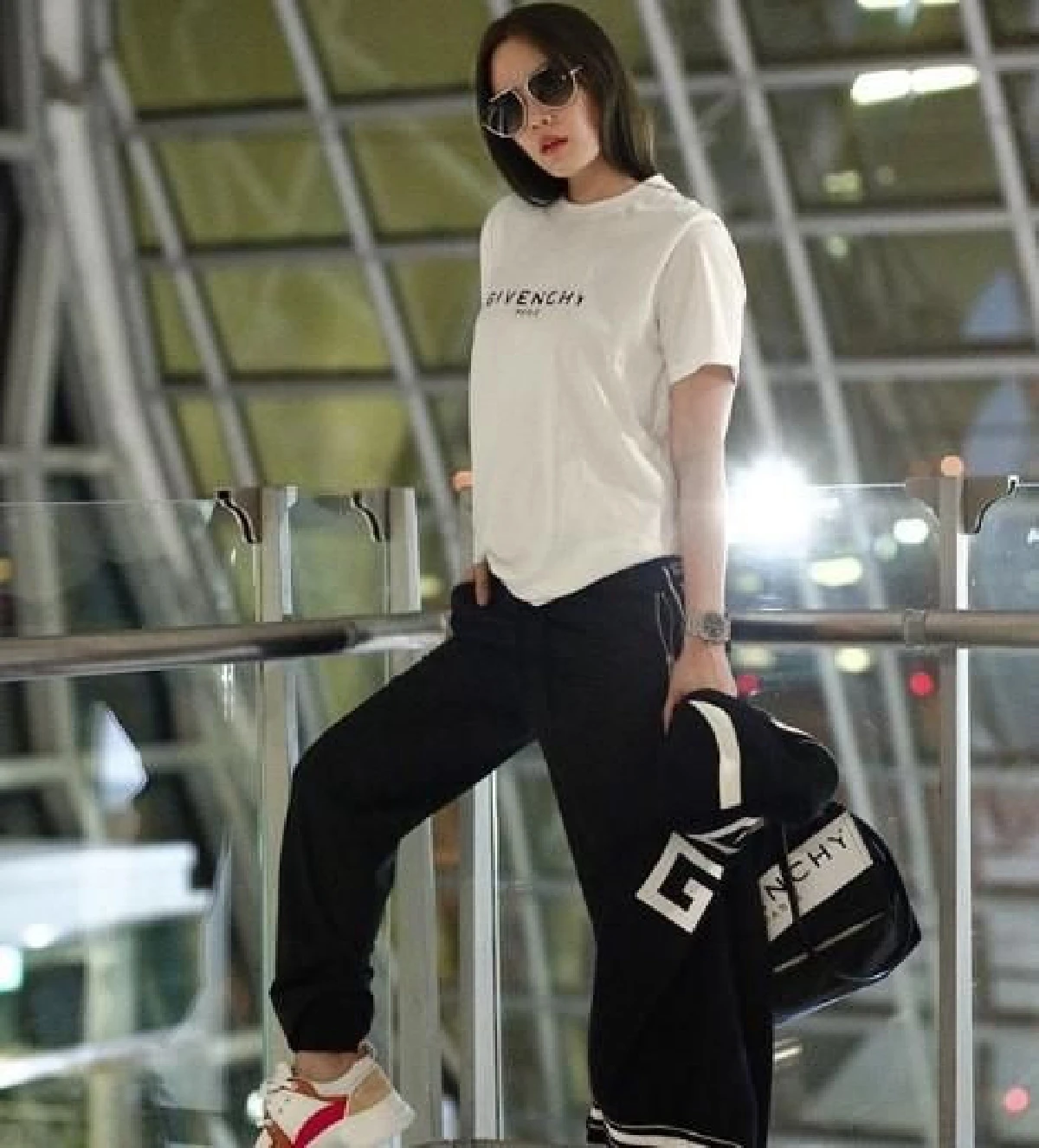 เจนี่ เทียนโพธิ์สุวรรณ แหวกอกแซ่บ! ร่วมงานแฟชั่นโชว์ที่ฝรั่งเศส (คลิป)