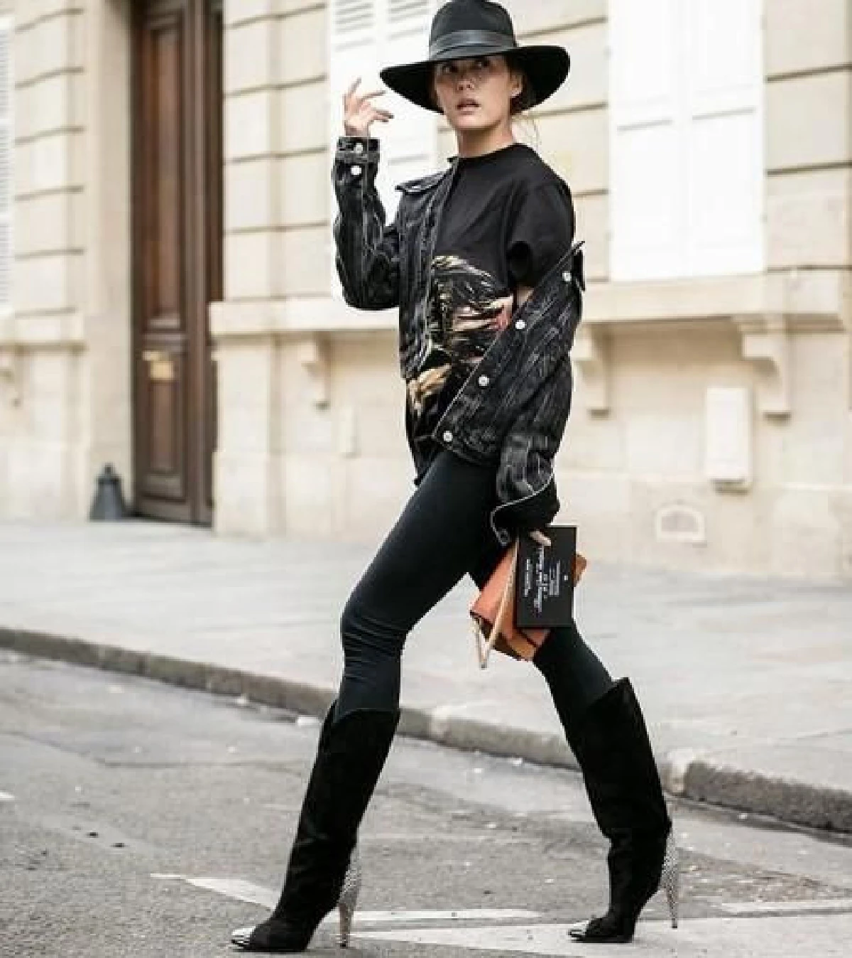 เจนี่ เทียนโพธิ์สุวรรณ แหวกอกแซ่บ! ร่วมงานแฟชั่นโชว์ที่ฝรั่งเศส (คลิป)