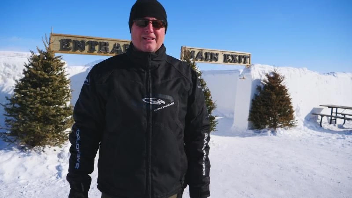 คู่รักแคนาดาทำลายสถิติ สร้างเขาวงกตหิมะใหญ่สุดในโลก