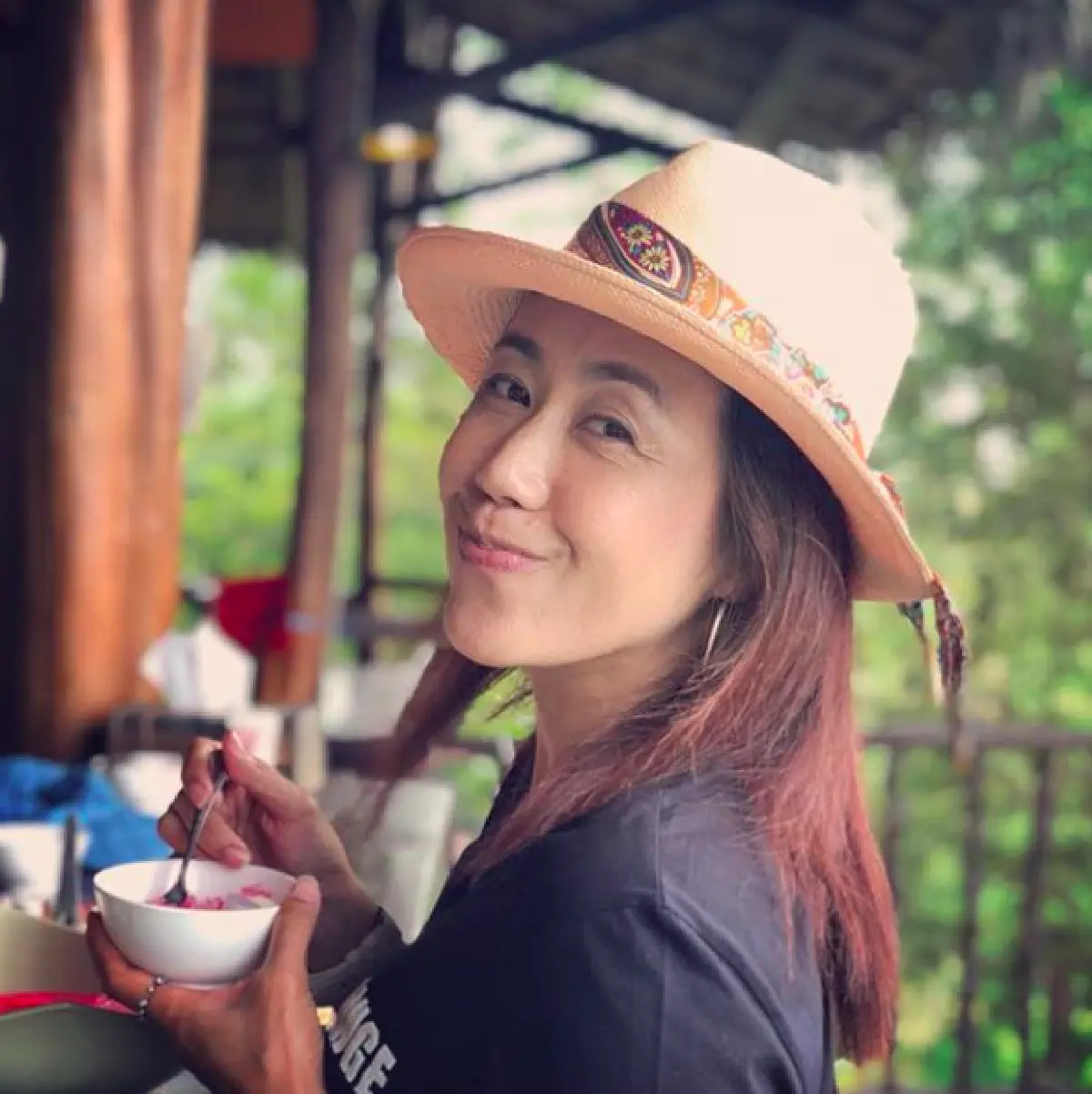 "บุ๋ม รัญญา" บินไปกลับกรุงเทพฯ-หนองคาย ให้กำลังใจแฟนสาวนักการเมืองหญิงหาเสียง