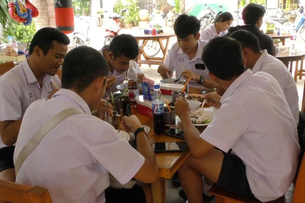 พ่อค้าจัดโปรก๋วยเตี๋ยวช่วยชาตินักเรียน-นักศึกษาลดทันที5บาท