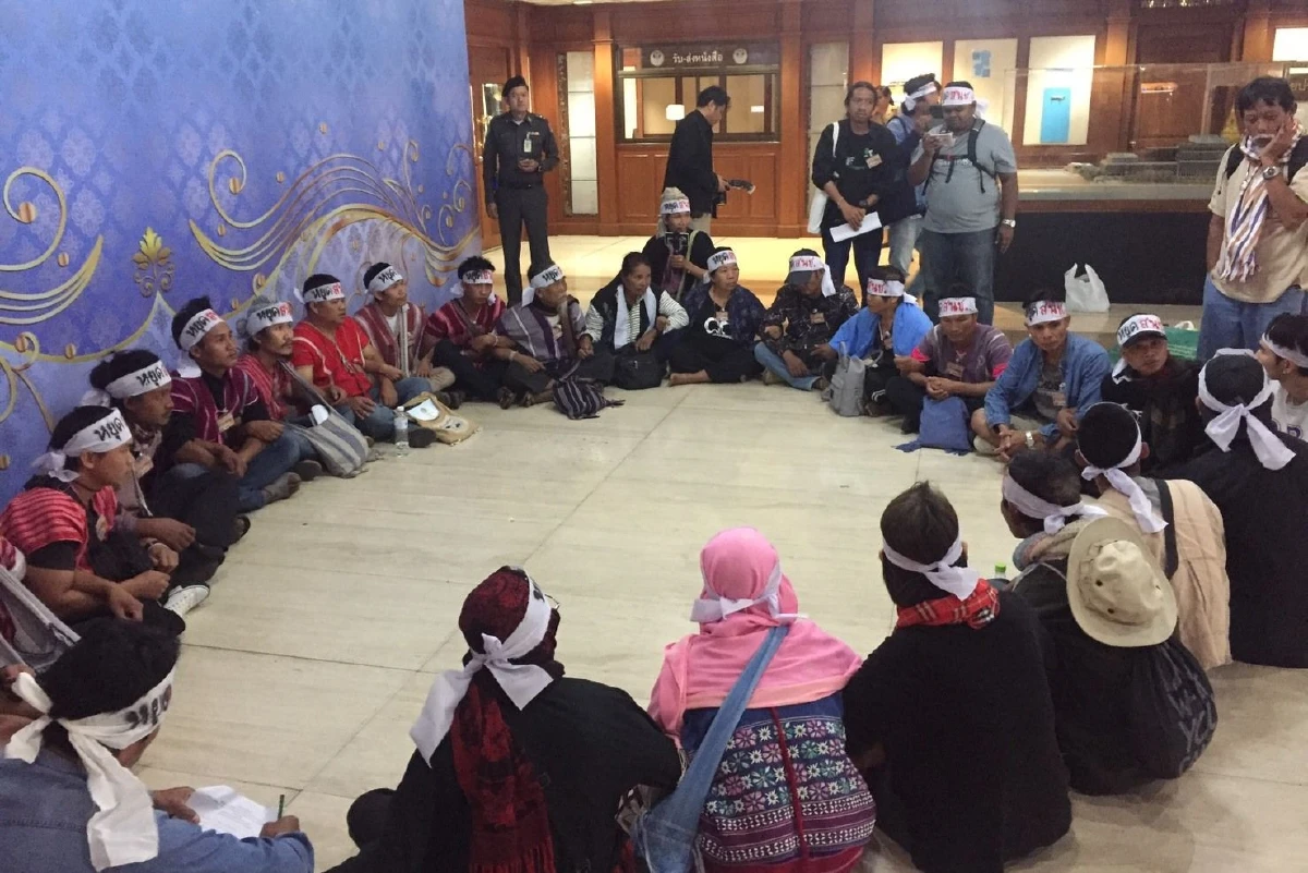 กลุ่มค้านร่างกฎหมายอุทยานบุกสภา ตะโกนจี้สนช.หยุดพิจารณา ตร.เข้าคุมตัวออก