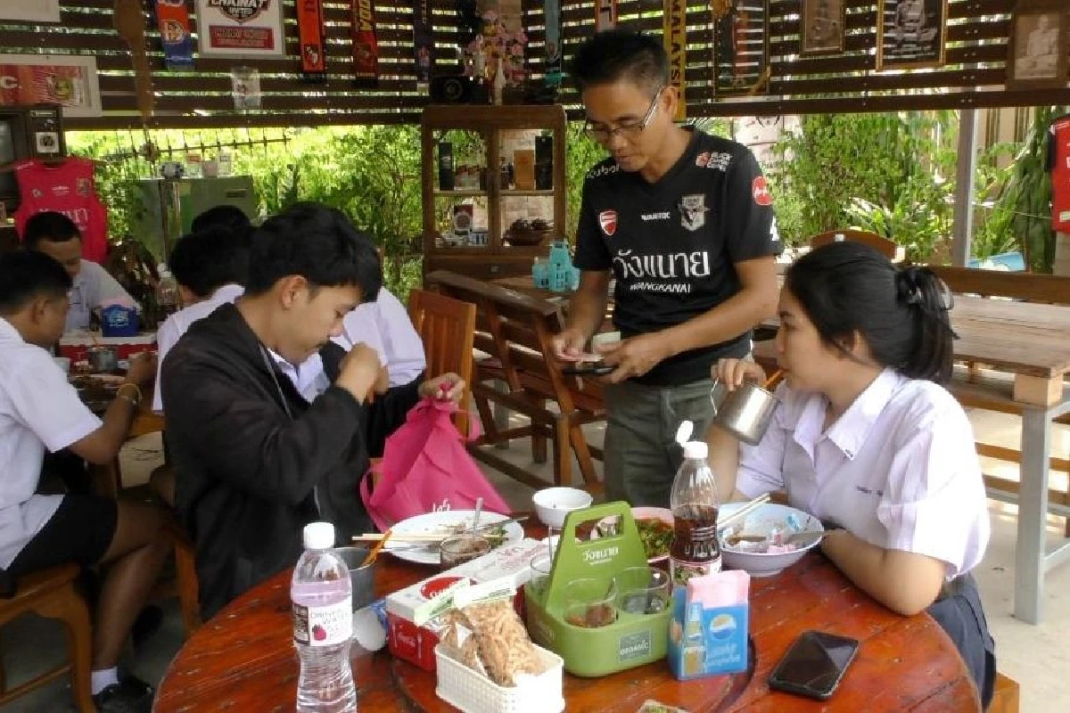 พ่อค้าจัดโปรก๋วยเตี๋ยวช่วยชาตินักเรียน-นักศึกษาลดทันที5บาท
