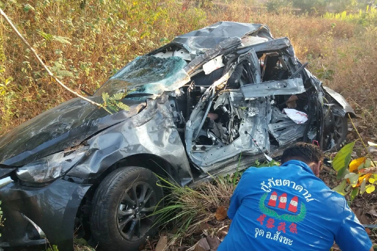 3ทนายไปว่าความอุบลฯควบเก๋งตกถนนชนต้นไม้ตาย2เจ็บ1