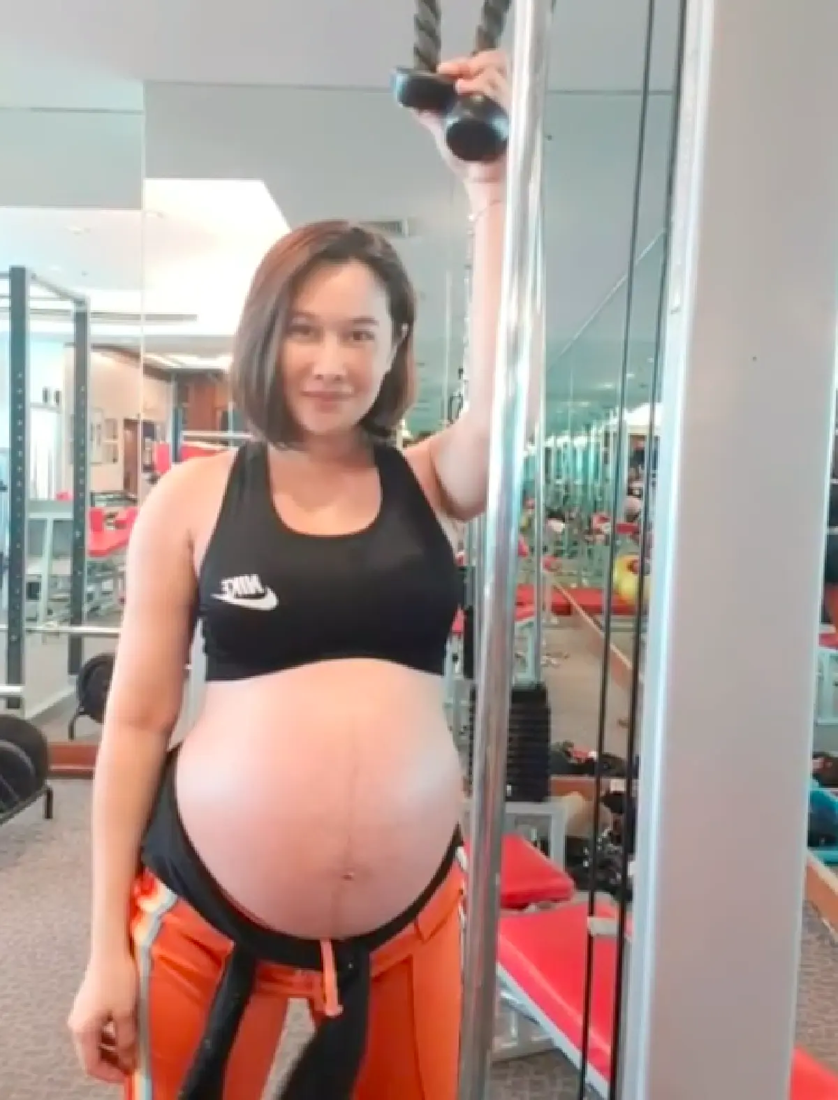 รวมคลิป “ติ๊ก” ภรรยา "ศรราม” ท้องโต แต่ยังคงขยันออกกำลังกายท่ายาก