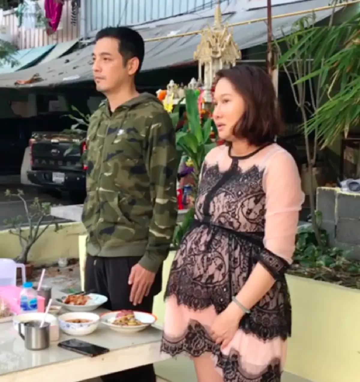 สัญชาตญาณคนไทย! "ศรราม-ติ๊ก” ได้ยินเพลงชาติขณะทานข้าว รีบลุกยืนตรงทันที