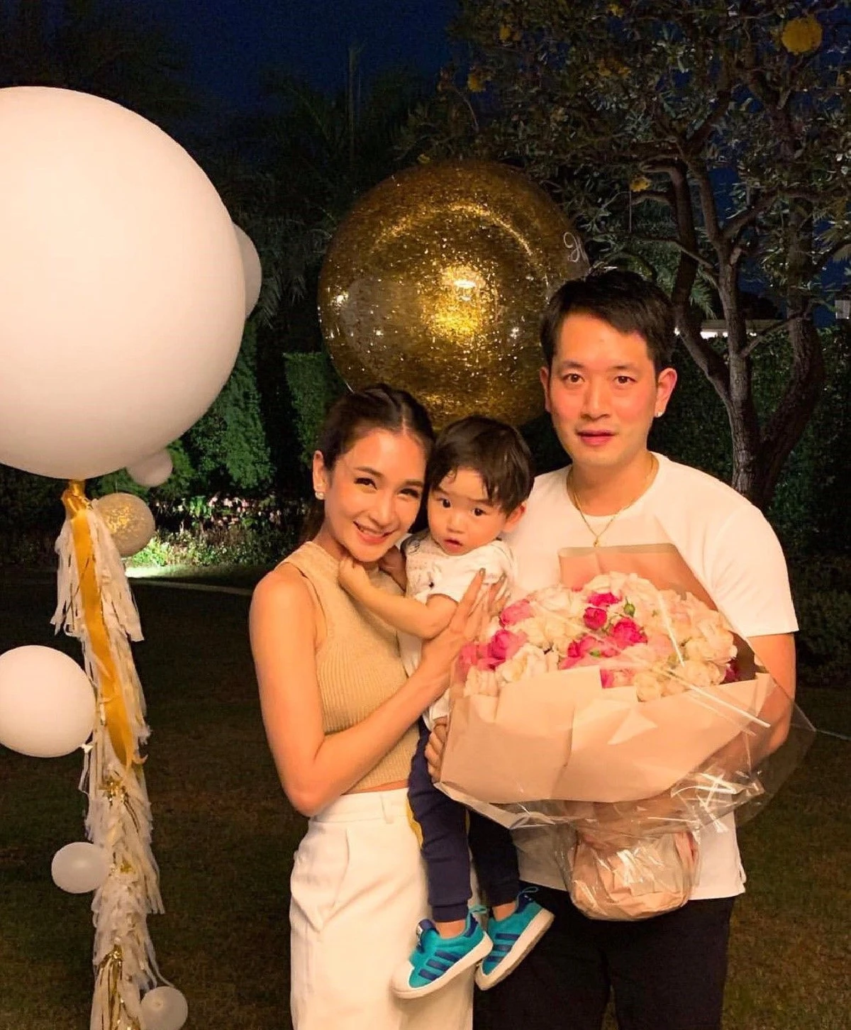 เรียบง่ายแต่หวาน! เนย โชติกา ฉลองรัก 10 ปีที่บ้านสุดหรู สามีเซอร์ไพรส์จัดหนัก (คลิป)