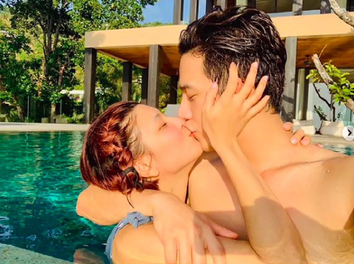 หวานไม่เคยจาง! “บี้-กุ๊บกิ๊บ” พา "น้องเปาเป่า” เที่ยวทะเลภูเก็ต ฉลองครบรอบแต่งงาน 3 ปี