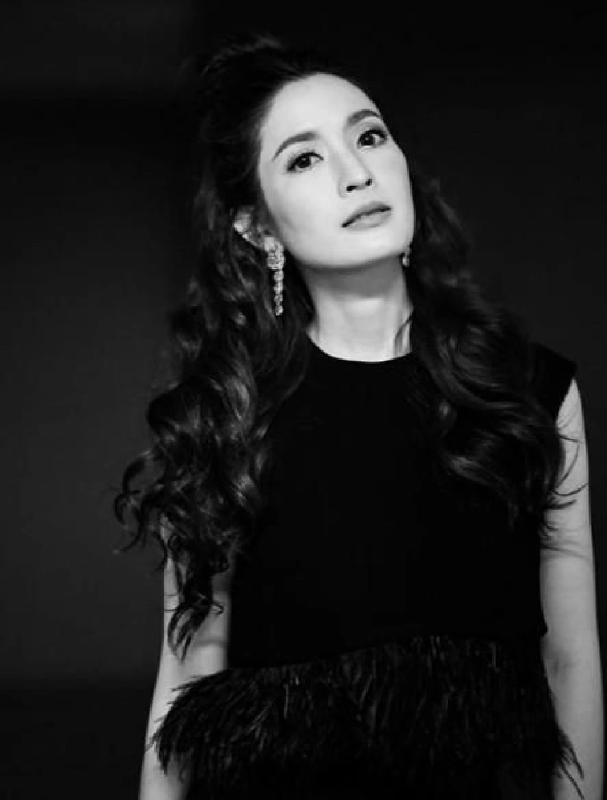 ไม่ได้มีแค่ลุคหวาน! แอฟ ทักษอร ถ่ายแบบสวยเท่อินเนอร์มาเต็ม