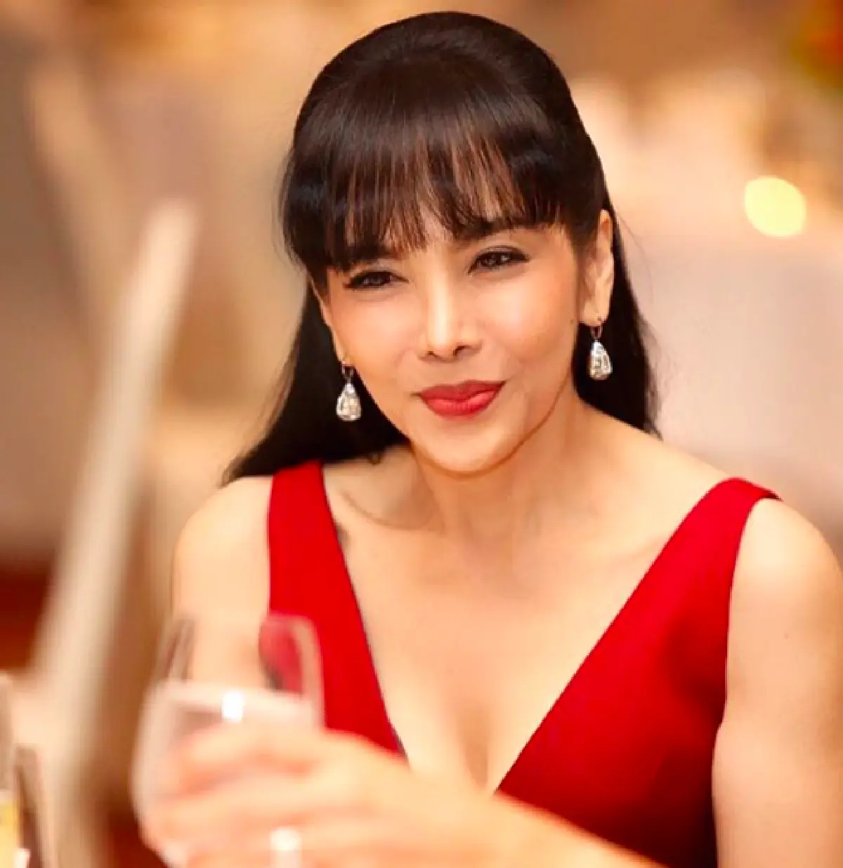 60 ยังแจ๋ว! "ตั๊ก มยุรา” ว่ายน้ำในบ้านหรู พร้อมเปิดผมหน้าม้าโชว์เหม่ง