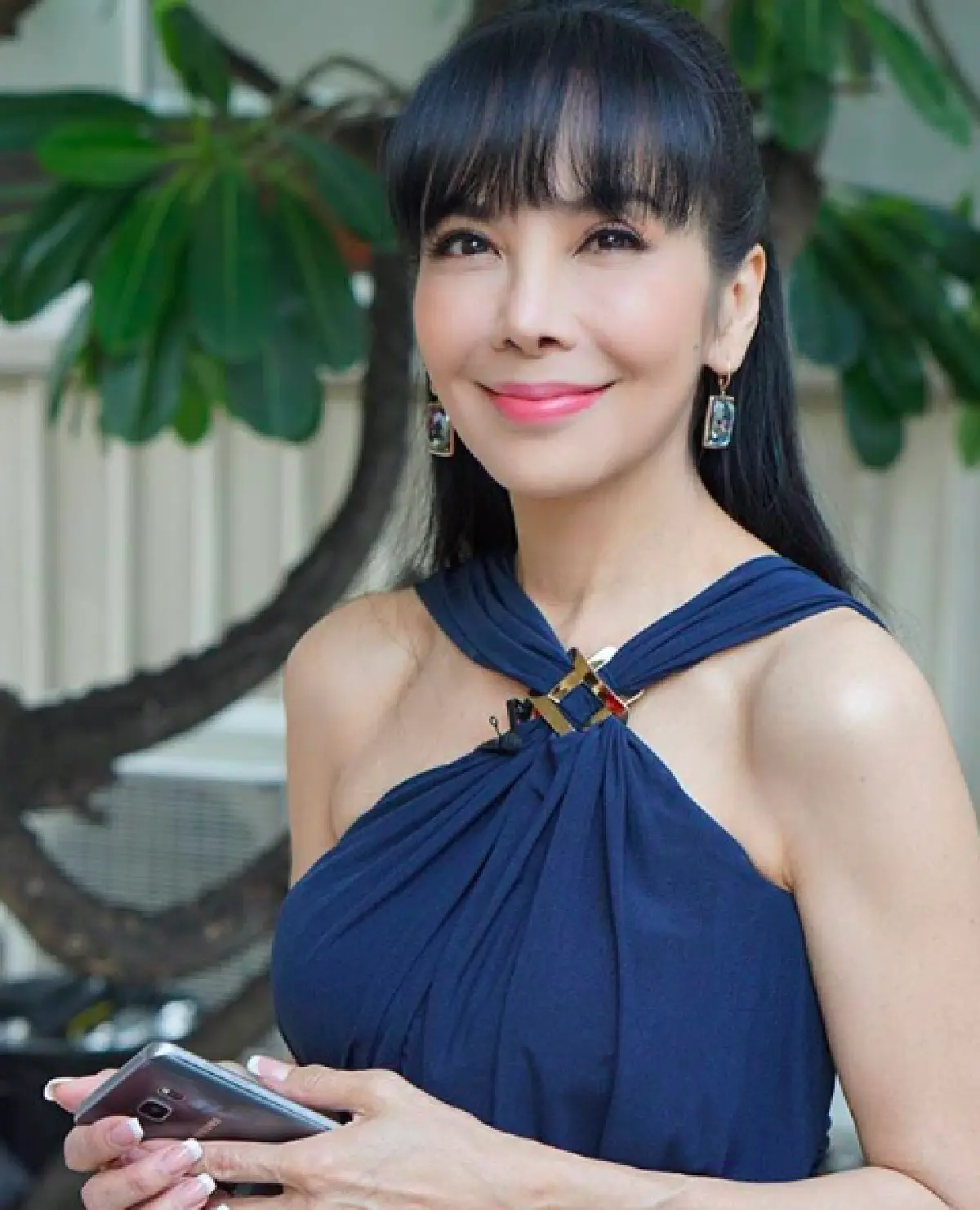 60 ยังแจ๋ว! "ตั๊ก มยุรา” ว่ายน้ำในบ้านหรู พร้อมเปิดผมหน้าม้าโชว์เหม่ง