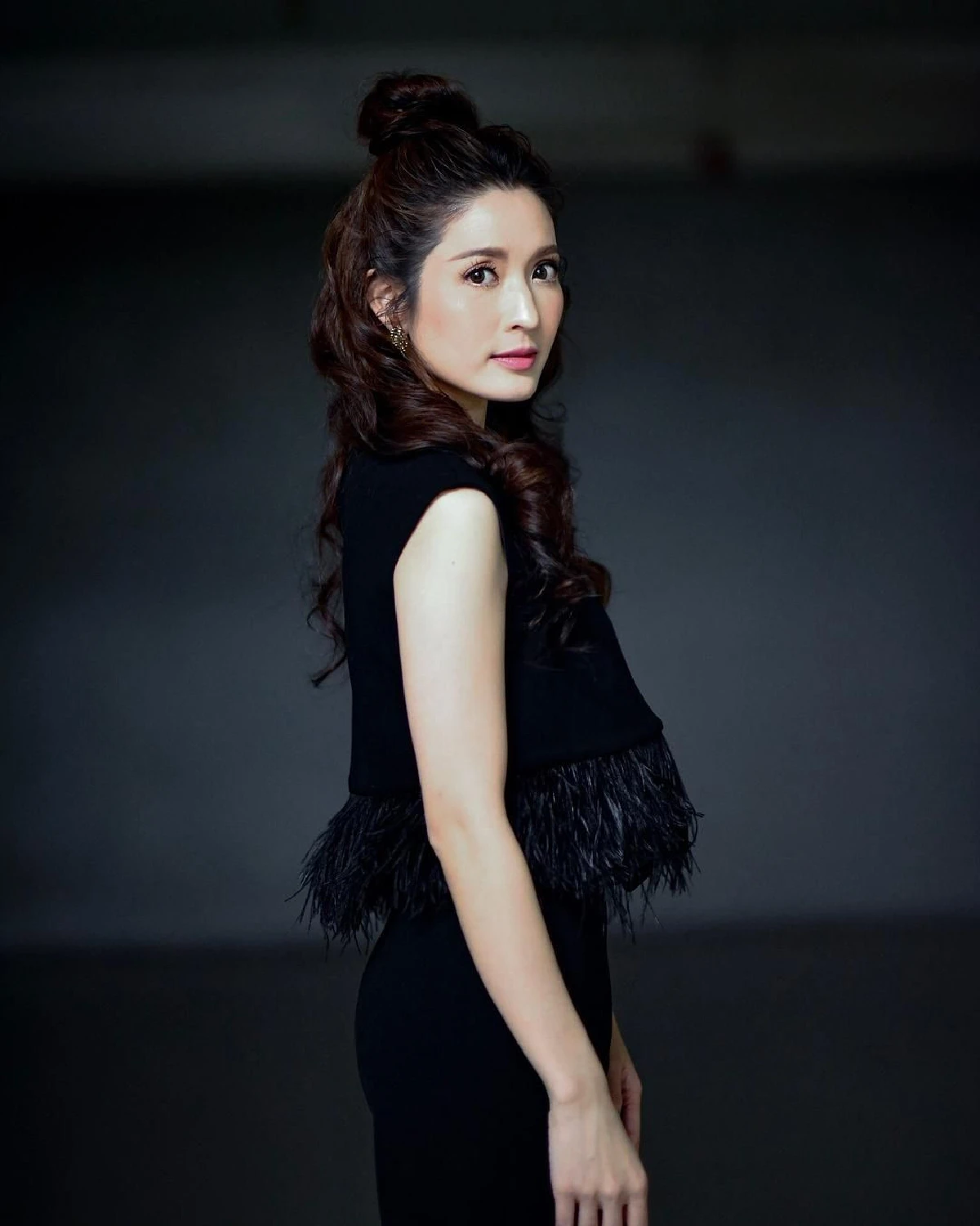 ไม่ได้มีแค่ลุคหวาน! แอฟ ทักษอร ถ่ายแบบสวยเท่อินเนอร์มาเต็ม