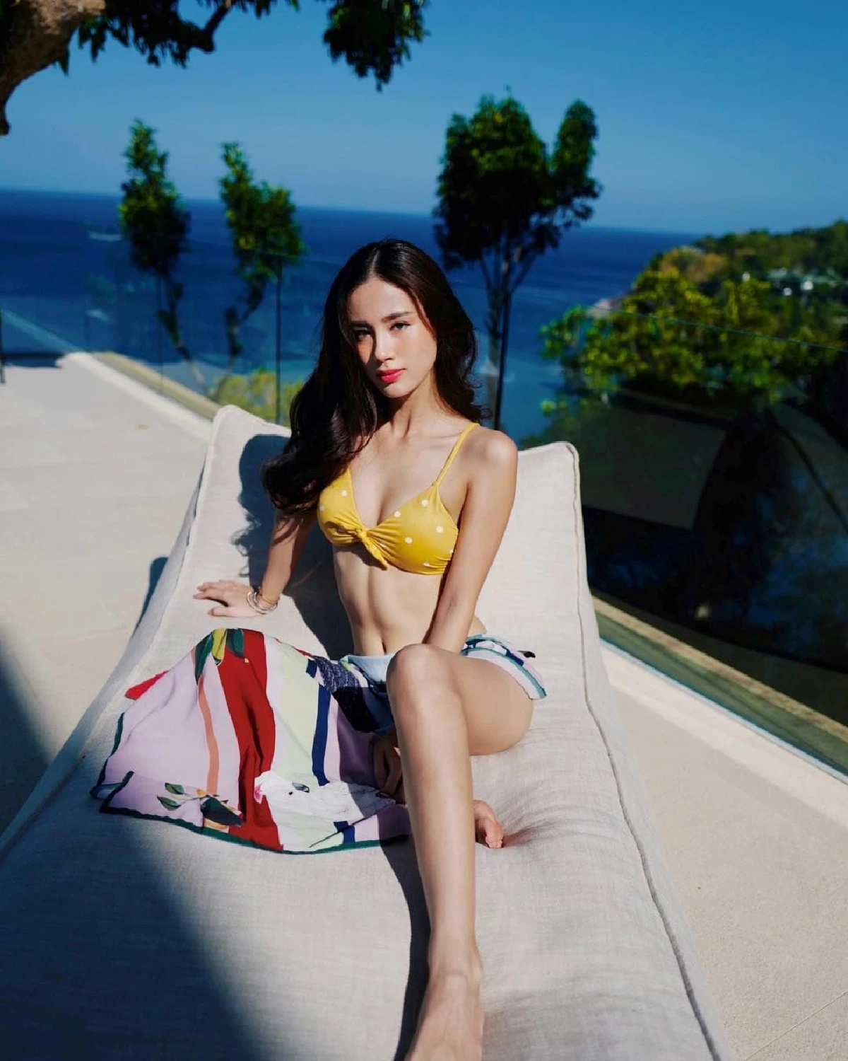 สวยเด็ดแพ็คคู่! มารี-พัดพัด นุ่งบิกินี่สีสดใสอวดความเซ็กซี่ริมทะเล