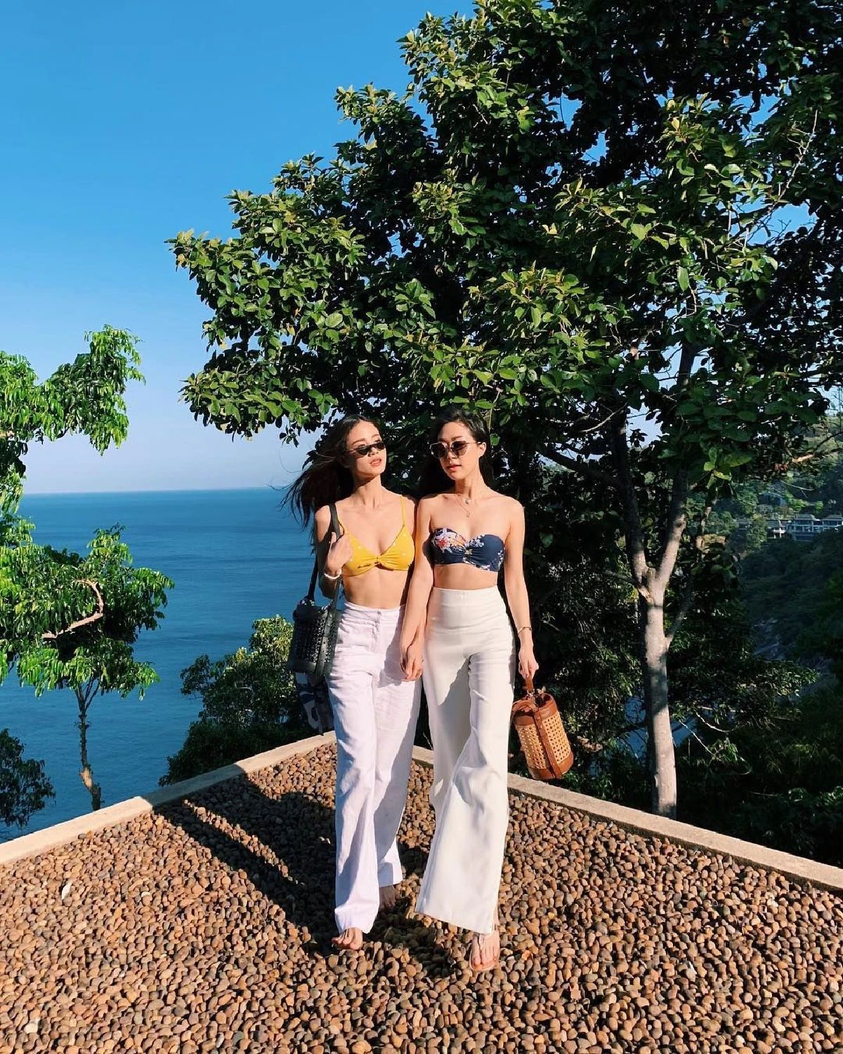 สวยเด็ดแพ็คคู่! มารี-พัดพัด นุ่งบิกินี่สีสดใสอวดความเซ็กซี่ริมทะเล