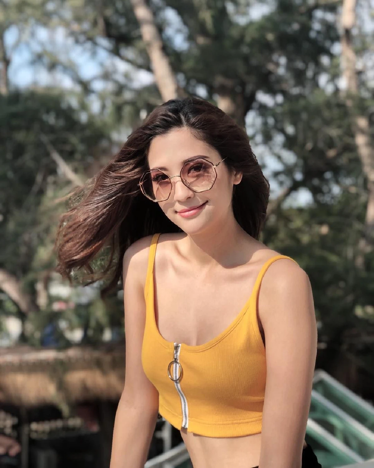 สวยเด็ดแพ็คคู่! มารี-พัดพัด นุ่งบิกินี่สีสดใสอวดความเซ็กซี่ริมทะเล