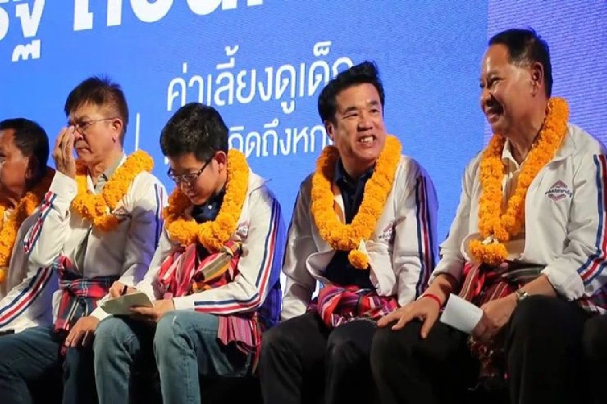 พปชร.ปราศรัยใหญ่ขอนแก่น อ้อนเลือก"ลุงตู่"เป็นนายกฯ