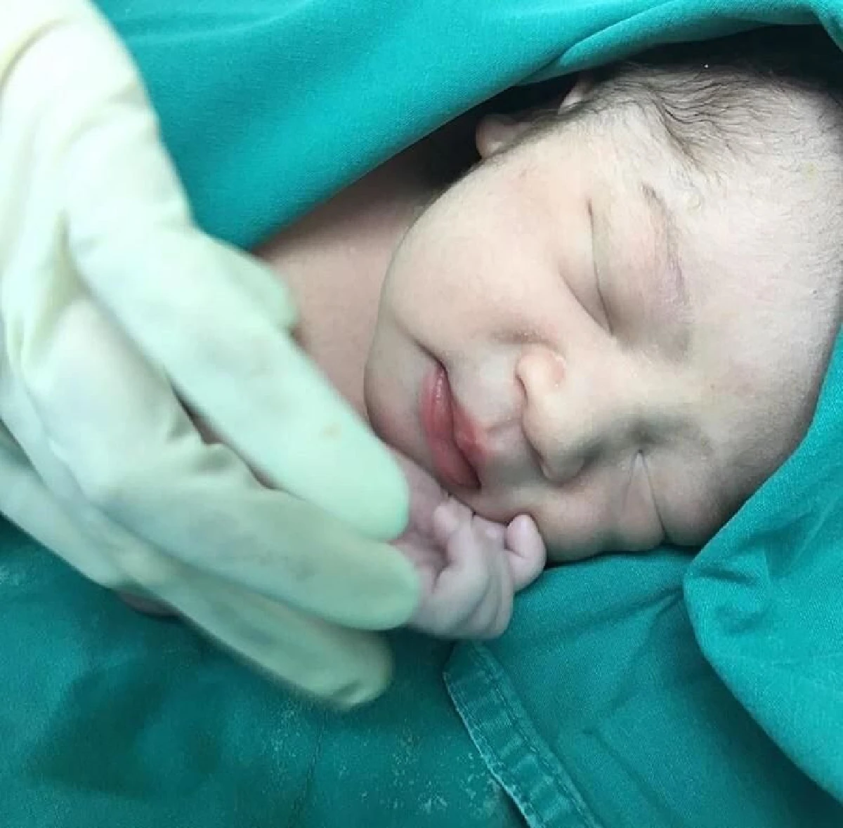 คลอดแล้วก่าก๊ะ! น้องวิน ลูกชายคนแรกน่ารักน่าเอ็นดูของ หนูเล็ก ก่อนบ่าย