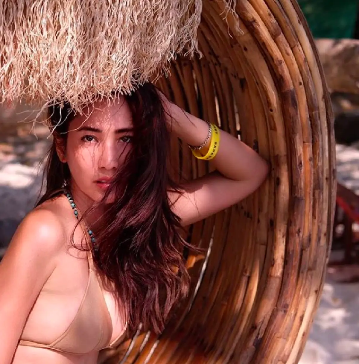 “เพิ้ง” สลัดผ้าถุงมาใส่บิกินี่ อวดหุ่นสุดแซ่บผิวแทนท้าแสงสไตล์ "แพง ภิชาภัช” เที่ยวภูเก็ต