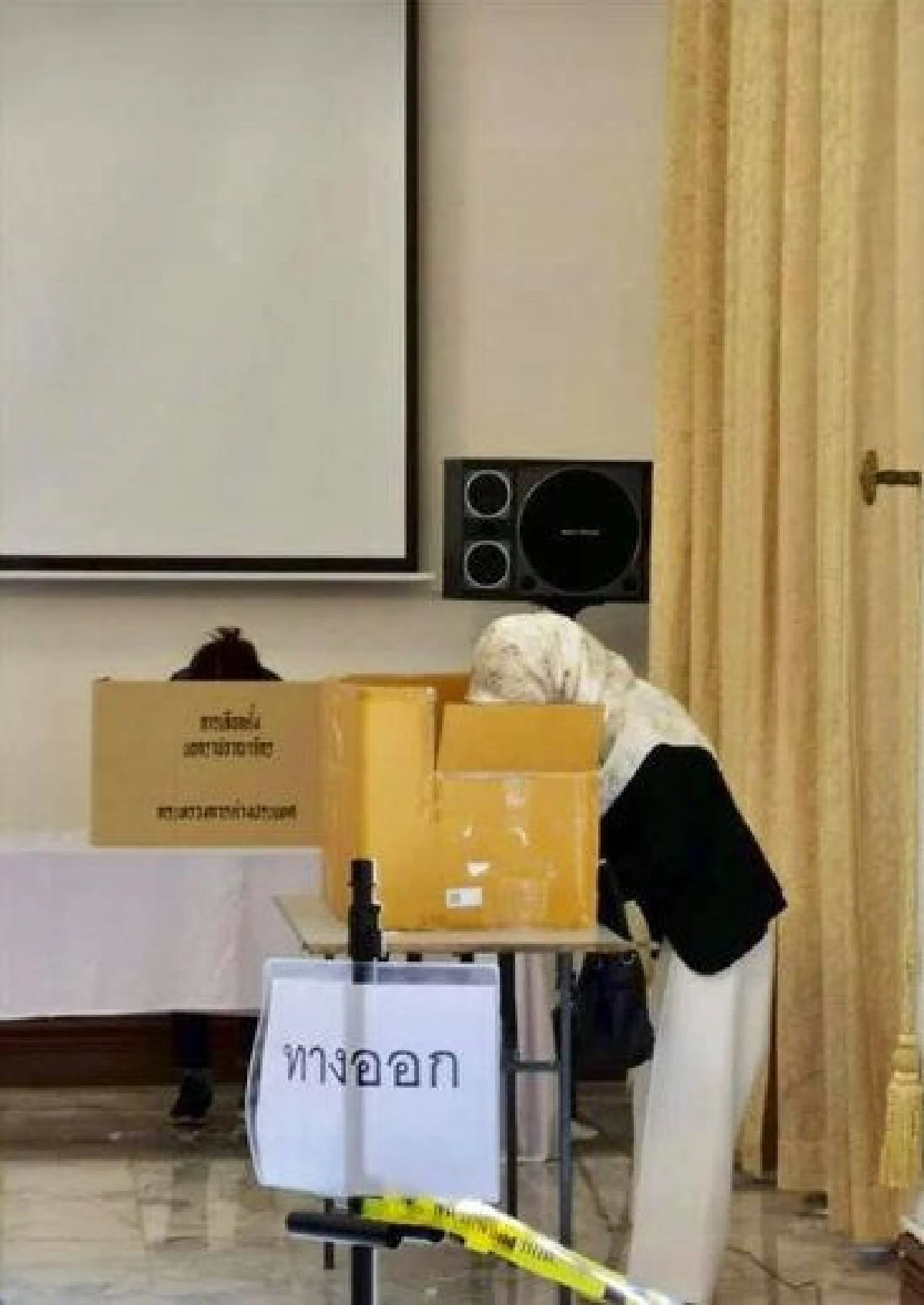 กกต.ยันใช้กระดาษลังทำคูหาไม่ผิด-คะแนนยังเป็นความลับ