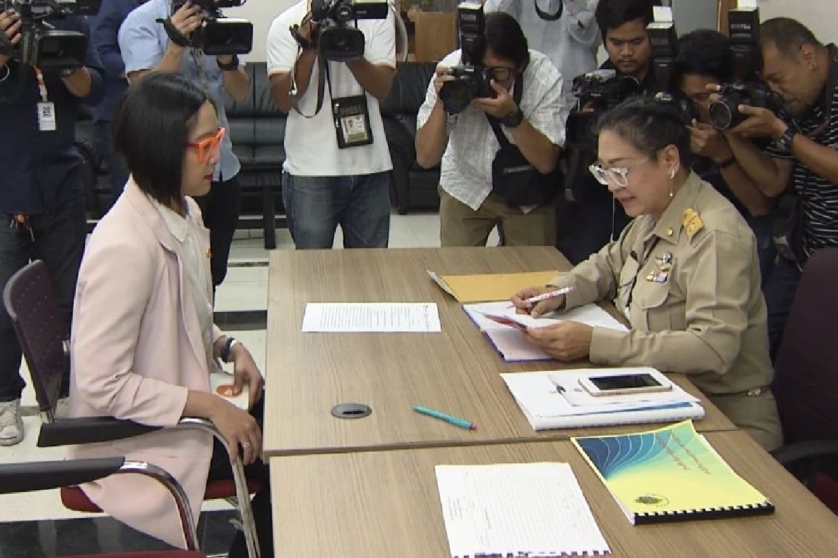 "อนาคตใหม่" ร้อง กกต. สั่งลบข้อความบิดเบือนบนป้ายโฆษณาใส่ร้ายพรรค