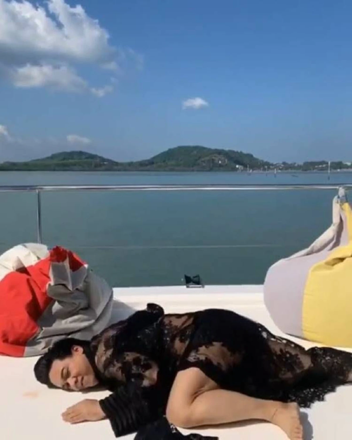 ทั้งขำทั้งกลัว! อั้ม พัชราภา เผยคลิป พี่เอ เต้นท่านอนตบพื้นแบบ ลิซ่า BLACKPINK (คลิป)