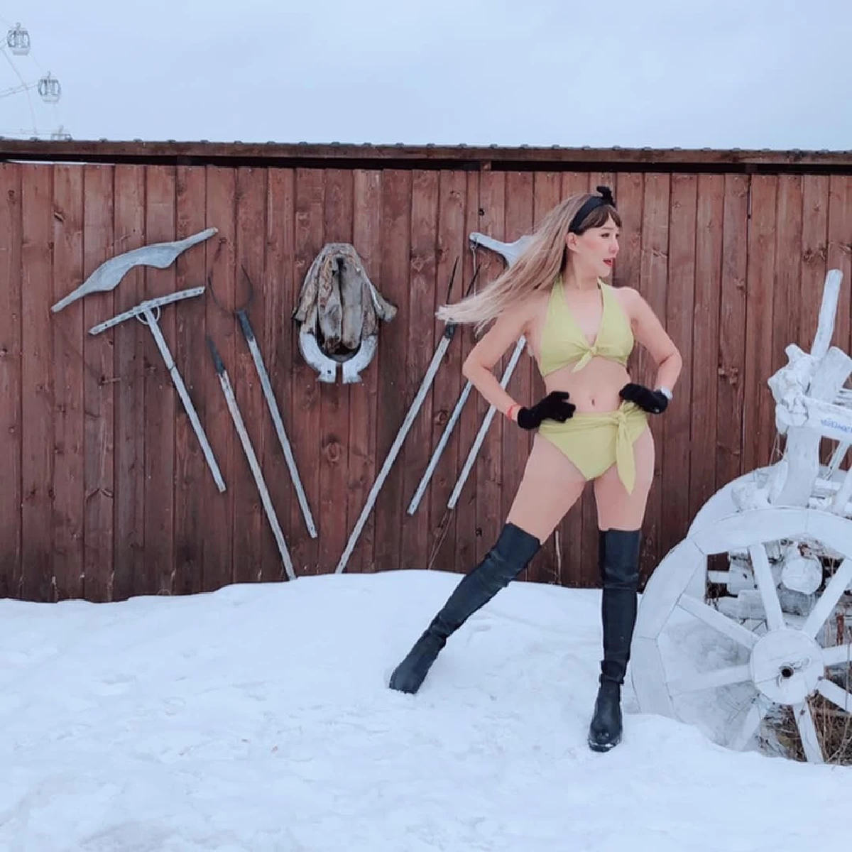 สวยแซ่บโกงอายุ! ส้มเช้ง สามช่า นุ่งบิกินี่ตัวจิ๋วท้าลมหนาวที่รัสเซีย