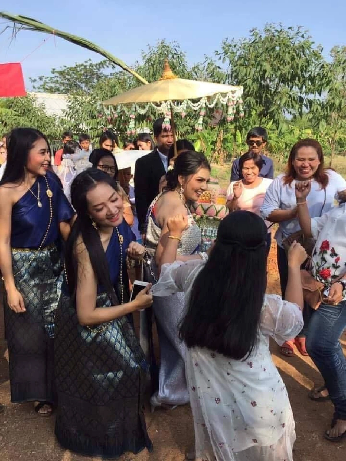 งามจับจิตจนชายต้องอิจฉา! ชาวเน็ตแห่ร่วมยินดี2สาววิวาห์หวาน