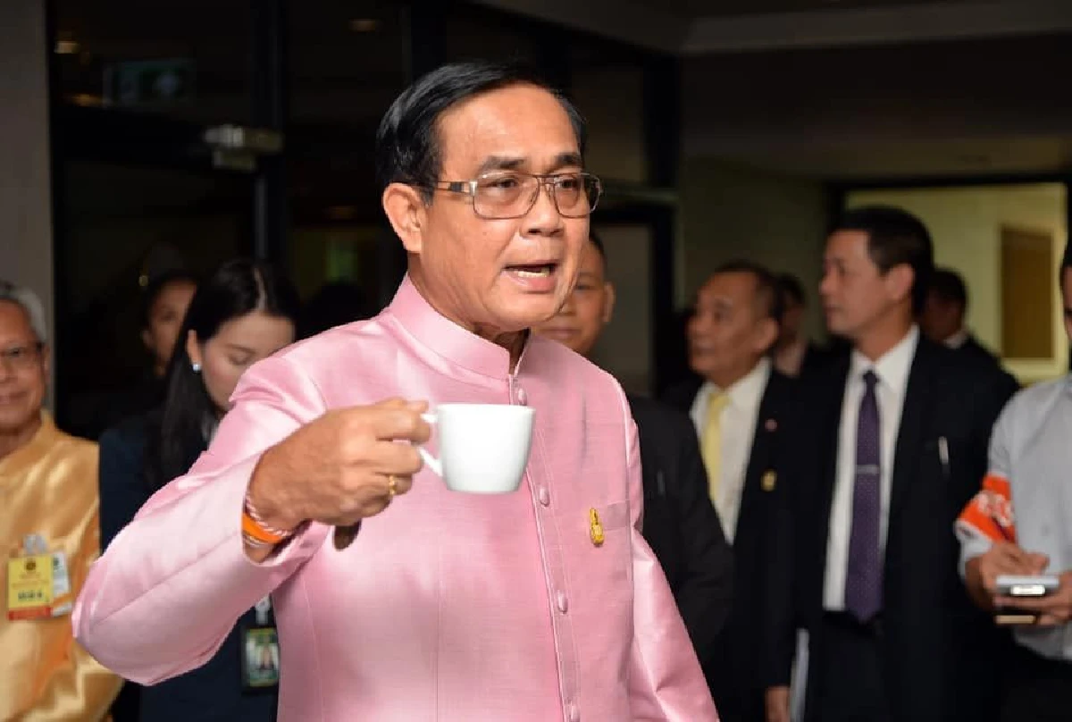 "บิ๊กตู่"ดื่มกาแฟ-ดีดกีตาร์ บอก "ผมก็มีอารมณ์ศิลปินบ้าง"